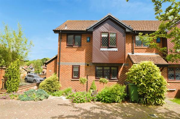 Suffolk Close, Bagshot