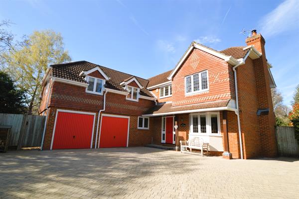 Higgs Lane, Bagshot