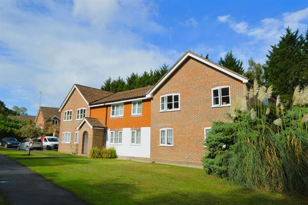 Houlton Court, Bagshot